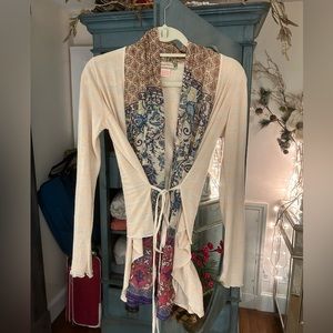 Light weight fun top with tie